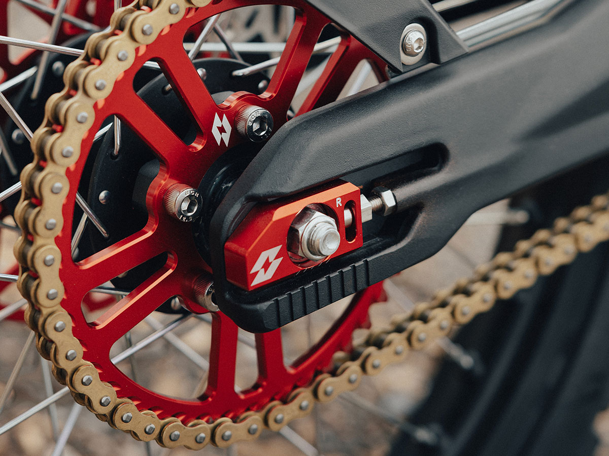 Full-E Charged Chain Adjuster Red